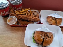 Nyamm! Burger Juicy nan Premium Ini Lagi Viral di SCBD
