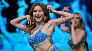 BINI jadi grup pop Filipina pertama yang manggung di Coachella. (Foto: REUTERS/Daniel Cole)