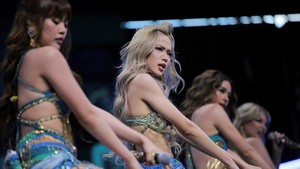 BINI membuka panggungnya di Coachella dengan lagu Shagidi, ditutup Pantropiko. Mereka membawakan total 10 lagu. (Foto: REUTERS/Daniel Cole)