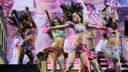 Momen KATSEYE Taklukkan Sahara Stage Coachella 2026