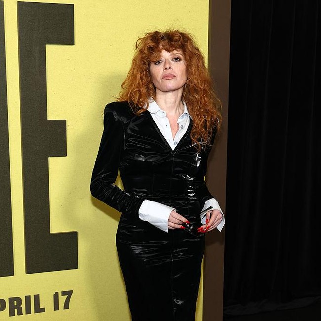 Foto Natasha Lyonne Muncul di Karpet Merah Setelah Diusir dari Pesawat