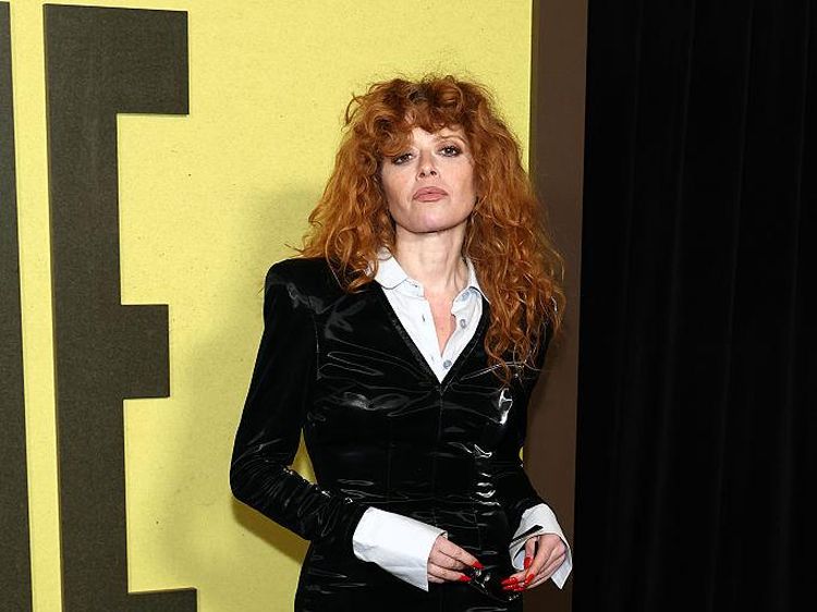 Foto Natasha Lyonne Muncul di Karpet Merah Setelah Diusir dari Pesawat