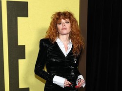 Foto Natasha Lyonne Muncul di Karpet Merah Setelah Diusir dari Pesawat