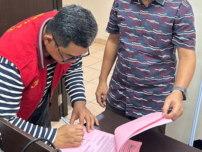 Lutfi Afandi (rompi merah), notaris buronan Kejari Surabaya