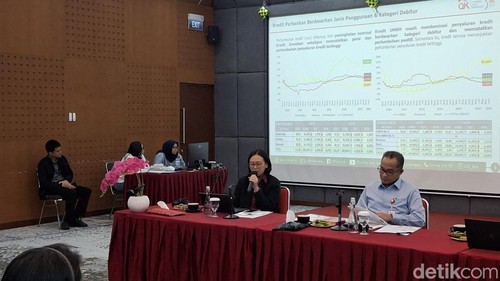 Penjelasan mengenai realisasi kinerja perbankan dalam konferensi pers Kantor OJK Provinsi Bali pada Jumat malam (10/4/2026). (Fabiola Dianira)