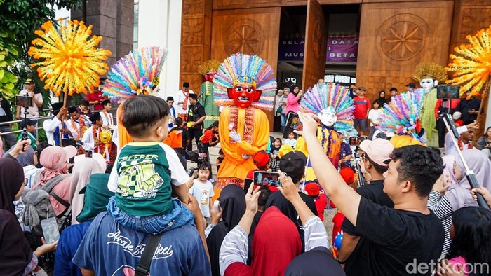 Sejumlah warga menyaksikan pergelaran kesenian tradisional Betawi di Perkampungan Budaya Betawi Setu Babakan Jakarta.