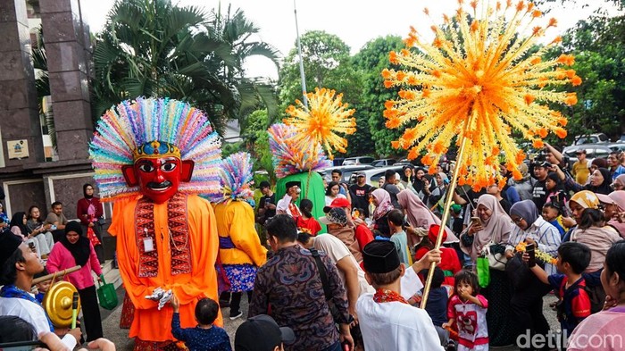 Sejumlah warga menyaksikan pergelaran kesenian tradisional Betawi di Perkampungan Budaya Betawi Setu Babakan, Jakarta Selatan, Sabtu (11/4/2026). Kegiatan ini menjadi salah satu alternatif hiburan bagi masyarakat untuk mengisi waktu akhir pekan. Beragam kesenian khas Betawi ditampilkan dalam acara tersebut, mulai dari ondel-ondel, gambang kromong, hingga tari Betawi. Penampilan yang atraktif ini berhasil menarik perhatian pengunjung yang memadati area pertunjukan.