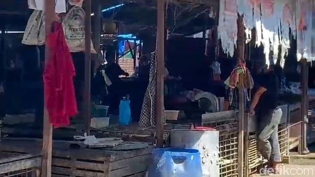 Pasar Lakessi Parepare masih sepi di tengah lonjakan harga daging ayam.