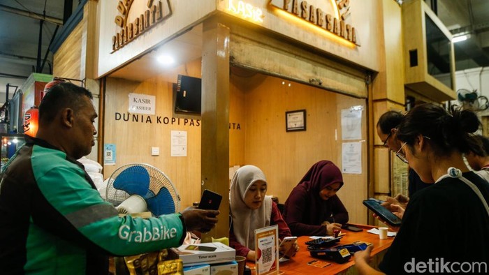Perumda Pasar Jaya mempercepat program digitalisasi pasar tradisional dengan target 110 pasar telah menerapkan sistem digital hingga akhir 2026. 

Upaya ini menjadi bagian dari transformasi besar untuk meningkatkan daya saing pasar di tengah perkembangan ekonomi digital.