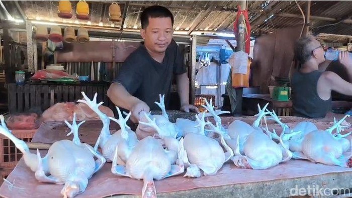 Pedagang ayam di Pasar Lakessi Parepare.