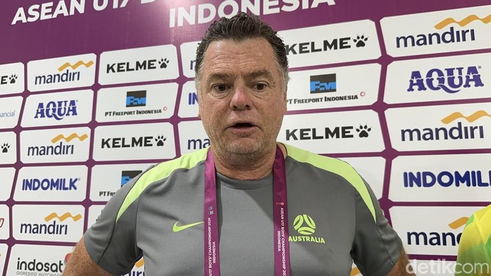 Pelatih Australia U-17 Carl Veart