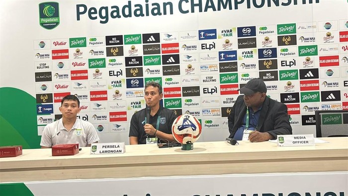 Pelatih Persela Bima Sakti.