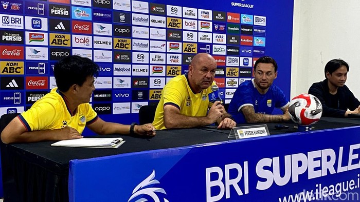 Pelatih Persib Bandung Bojan Hodak saat konferensi pers jelang laga Persib Bandung Vs Bali United.