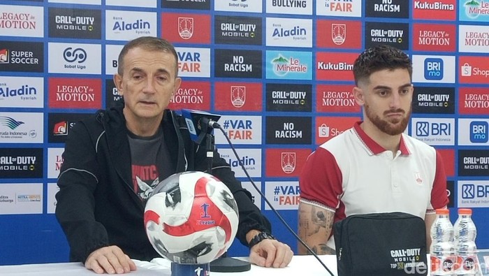 Pelatih Persis Solo Milomir Seslija, dan Pemain Persis Solo Dejan Tumbas, saat konferensi pers di Stadion Manahan Solo, Sabtu (11/4/2026).