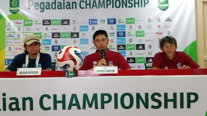 Pelatih Sumsel United Nilmaizar (tengah)