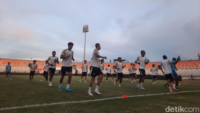 Pemain PSBS Biak saat jalani sesi latihan di Stadion Segiri.