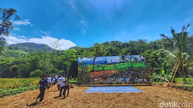Penampakan lukisan raksasa karya 60 seniman lukis di Area Persawahan Batu Gajah, Kelurahan Jelekong Penampakan lukisan raksasa karya 60 seniman lukis di Area Persawahan Batu Gajah, Kelurahan Jelekong