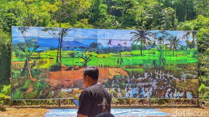 Penampakan lukisan raksasa karya 60 seniman lukis di Area Persawahan Batu Gajah, Kelurahan Jelekong