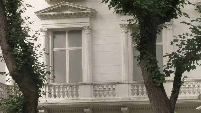 Penampakan rumah palsu di Inggris yang dibuat untuk menutupi jalur kereta api di baliknya.