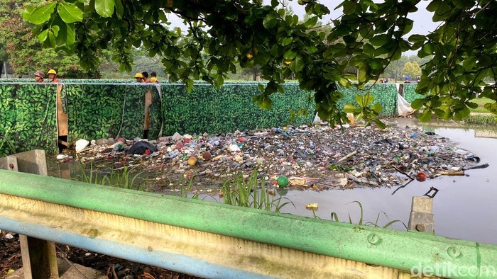 Penampakan sampah tersangkut jembatan di Jalan Cimncrang