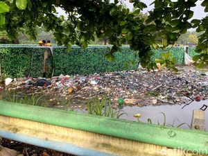 Bau Sampah di Jembatan Cinambo Bandung Resahkan Warga
