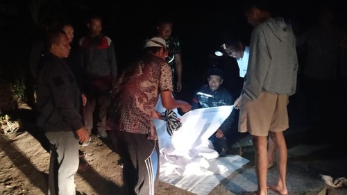 Polisi dan warga mengevakuasi jasad  bayi yang ditemukan terbungkus kain kafan di Desa Lenek Ramban Biak, Kecamatan Lenek, Lombok Timur, NTB, Jumat (10/4/2026). foto (Dok. Polsubsek Lenek)