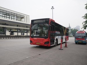 Shuttle Bus Transjakarta Sempat Dihadang di Bekasi Usai Kecelakaan Kereta