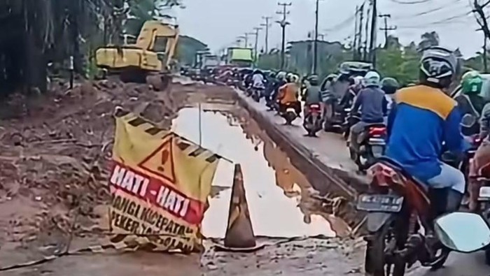 Perbaikan jalan di Gasing, Banyuasin menimbulkan kemacetan hingga ke Palembang