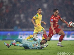 Bermain di hadapan pendukung sendiri, Persija langsung mengambil inisiatif serangan sejak awal laga.