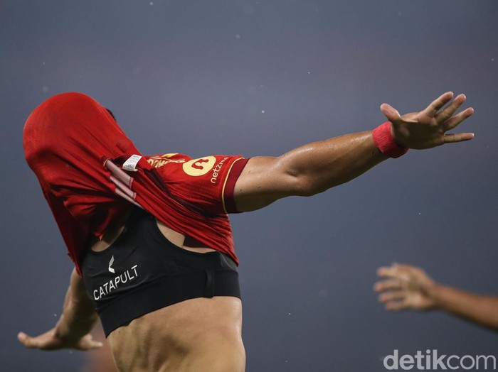 Striker Persija Eksel Runtukahu melakukan selebrasi usai membobol gawang Persebaya di SUGBk, Jakarta, Sabtu (11/4/2026).

Persija Jakarta sukses meraih kemenangan meyakinkan atas Persebaya Surabaya dalam lanjutan Liga 1. Macan Kemayoran tampil dominan dan mampu menaklukkan Bajul Ijo dengan skor telak dalam pertandingan yang berlangsung sengit.