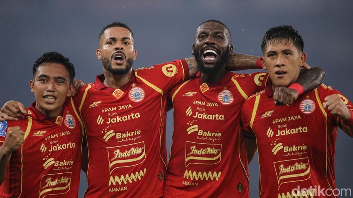 Striker Persija Eksel Runtukahu melakukan selebrasi usai membobol gawang Persebaya di SUGBk, Jakarta, Sabtu (11/4/2026).

Persija Jakarta sukses meraih kemenangan meyakinkan atas Persebaya Surabaya dalam lanjutan Liga 1. Macan Kemayoran tampil dominan dan mampu menaklukkan Bajul Ijo dengan skor telak dalam pertandingan yang berlangsung sengit.