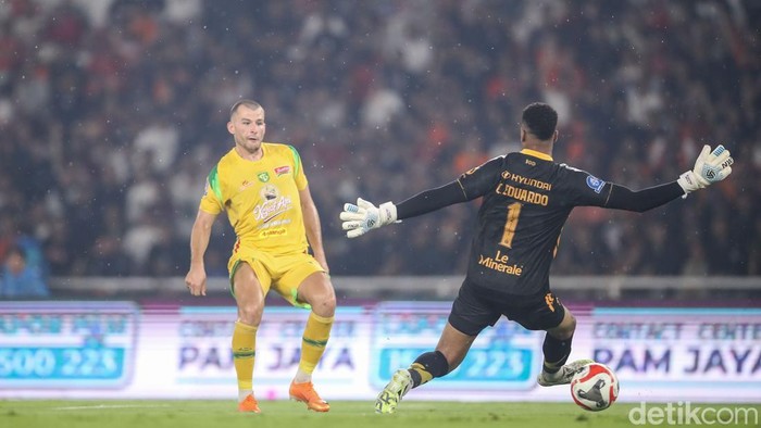Striker Persija Eksel Runtukahu melakukan selebrasi usai membobol gawang Persebaya di SUGBk, Jakarta, Sabtu (11/4/2026).

Persija Jakarta sukses meraih kemenangan meyakinkan atas Persebaya Surabaya dalam lanjutan Liga 1. Macan Kemayoran tampil dominan dan mampu menaklukkan Bajul Ijo dengan skor telak dalam pertandingan yang berlangsung sengit.