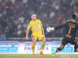 Situasi ini membuat Persebaya kesulitan keluar dari tekanan, sementara Persija terus mengontrol jalannya pertandingan.
