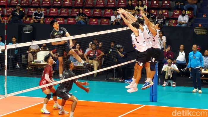 Pertandingan LavAni Livin Transmedia melawan Garuda Jaya, dalam lanjutan Putaran Final Four Kedua, di GOR Sritex Arena Kota Solo, Sabtu (11/4/2026).