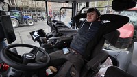 Aksi ini dipicu oleh ketidakpuasan terhadap kenaikan harga bahan bakar yang dinilai memberatkan sektor transportasi dan pertanian.  PA Images via Getty Images/Liam McBurney - PA Images