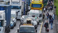 Kemacetan parah juga terjadi di berbagai ruas jalan utama, termasuk jalan tol dan pusat kota Dublin. Bahkan, sejumlah warga terpaksa berjalan kaki karena kendaraan tidak dapat bergerak akibat kepadatan lalu lintas.PA Images via Getty Images/Brian Lawless - PA Images