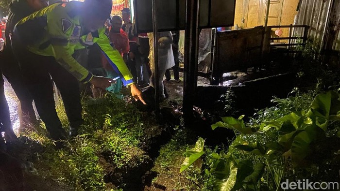 Petugas kepolisian melakukan olah TKP kejadian kecelakaan tunggal menyebabkan satu orang hilang usai terjatuh dari Jembatan Sungai Pelus, Kecamatan Kembaran, Kabupaten Banyumas, Sabtu (11/4/2026) malam.