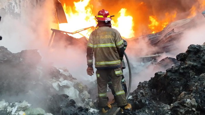Petugas saat memadamkan api di gudang rongsok Kabupaten Bandung, Sabtu (11/4/2026).
