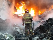 Kebakaran Gudang Rongsok di Margaasih Bandung, Api Masih Berkobar