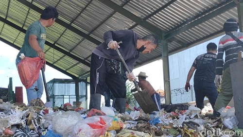 Petugas saat memilah sampah organik yang akan diolah di TPS3R Sempidi, Badung, Bali. (Foto: Agus Eka/detikBali)