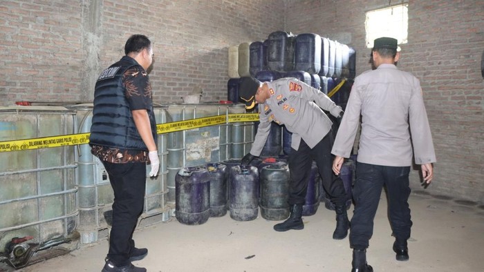 Polisi menggerebek gudang BBM oplosan di Pringsewu
