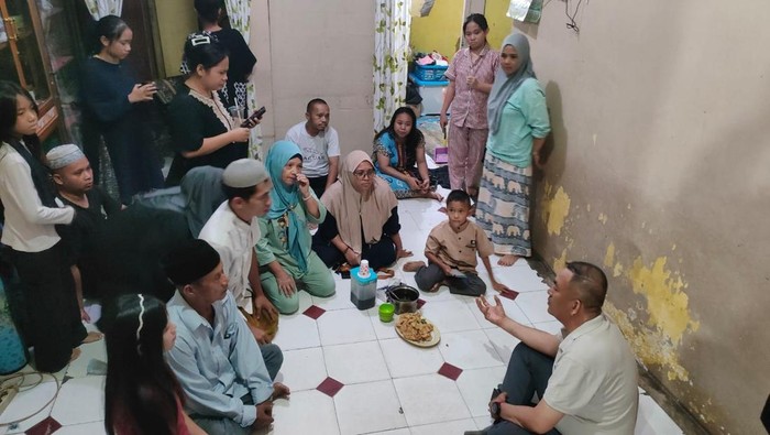 Polisi saat mendatangi kediaman ABG wanita di Palembang yang terlibat duel.