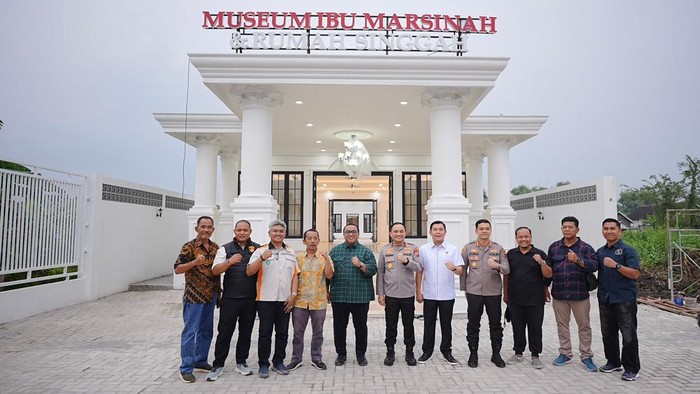 Presiden KSPSI, Andi Gani Nena Wea dan Wakapolda Jatim Brigjen Pol Pasma Royce meninjau Museum Marsinah Nganjuk