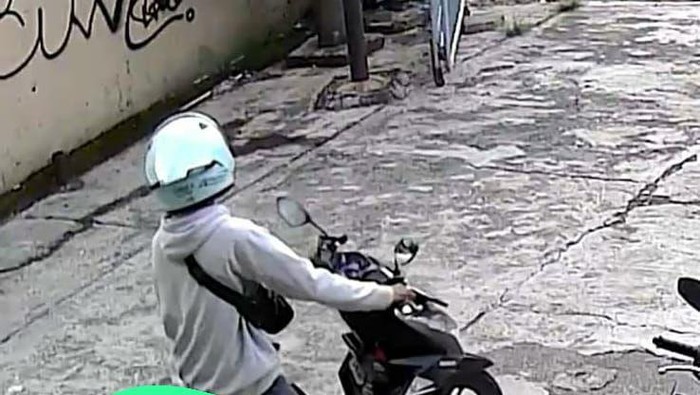 Pria mencuri helm komika Rispo terekam CCTV. (Tangkapan layar Instagram)