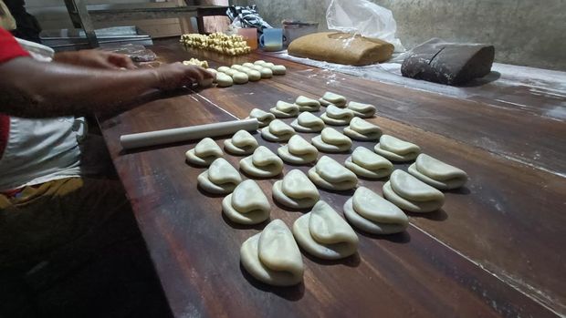 Proses pembuatan kue bokong