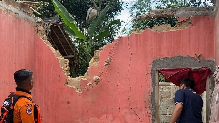 Rumah warga di Ciawi, Bogor, rusak akibat diterjang angin kencang.