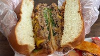 Sementara untuk burger varian Double Firegrill Classic lebih cocok jika ingin menikmati makanan yang lebih mengenyangkan. Tumpukan dua patty dengan komponen lainnya bikin makan lebih puas. Foto: Diah Afrilian/detikcom