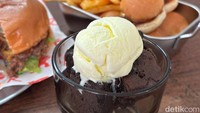 Setelah menyantap burgernya, tak lengkap rasanya tanpa memesan menu penutup. Fudgy Scoop yang manis legit cocok untuk menjadi pilihan pencuci mulut di sini. Foto: Diah Afrilian/detikcom
