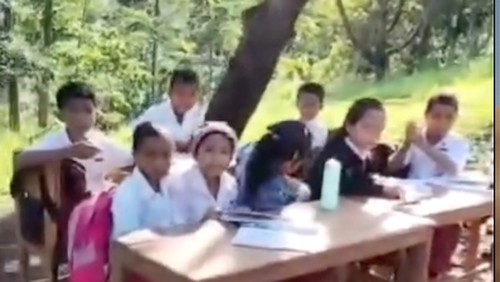 Tangkapan layar sejumlah murid SDN Tando belajar di bawah pohon.