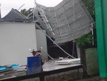 Hujan Disertai Angin Kencang Rusak Bangunan SPPG di Bojonegoro